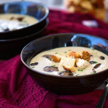 Vegan creamy mushroom soup