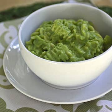 Green noodles with broccoli and green pea sauce